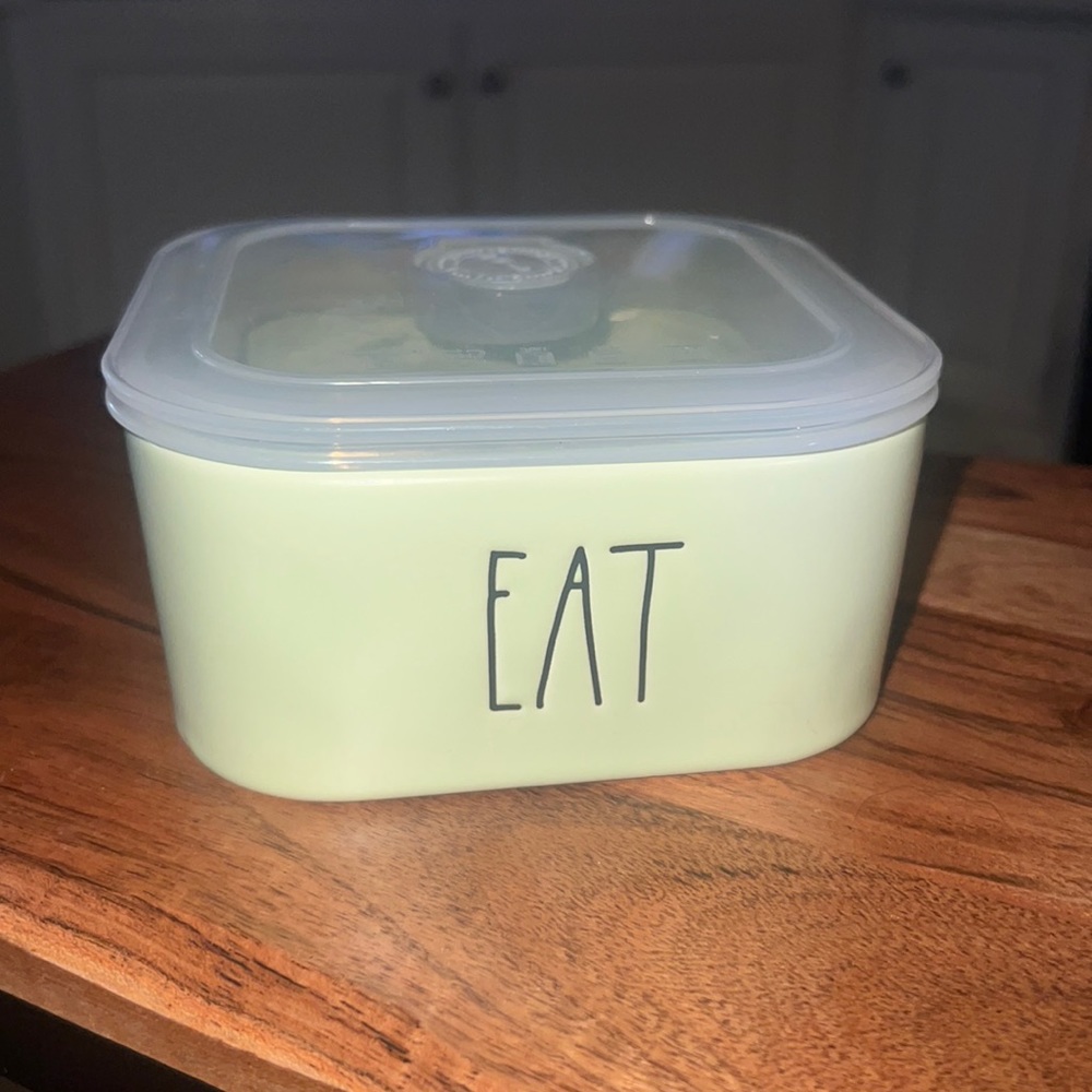 Rae Dunn ceramic bowl with lid